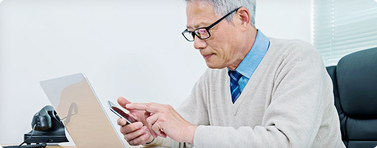 old guy using a cellphone