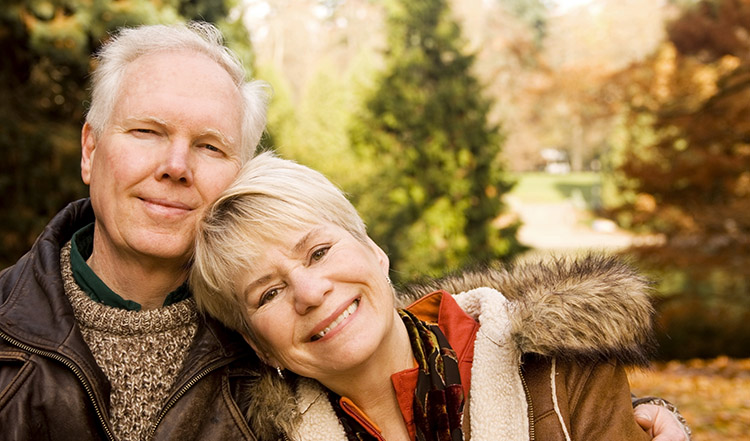 hearing aid feedback - couple in a park